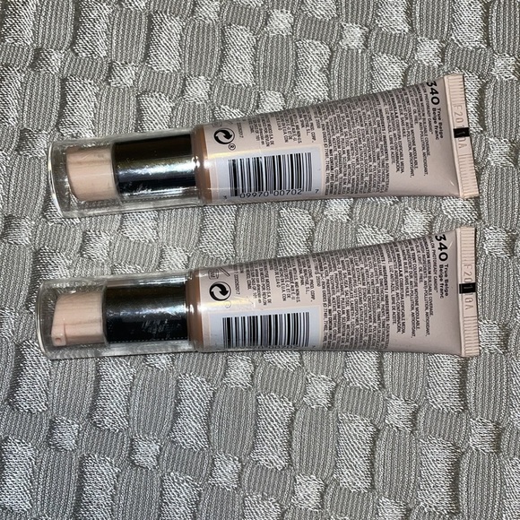 Revlon PhotoReady Candid Natural Finish Foundation - Picture 4 of 12